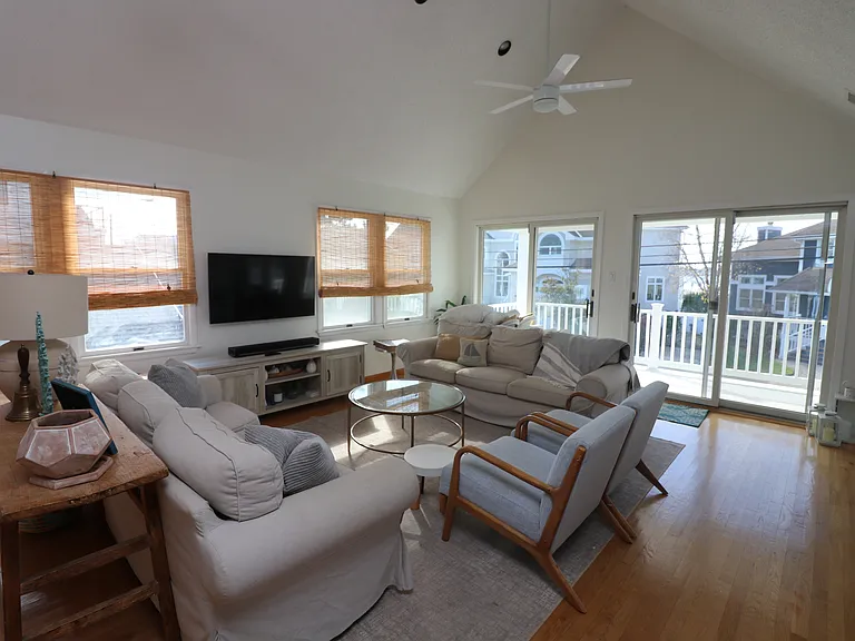 411 N Vendome Ave — Photo 9