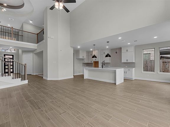 4th image of 32434 Sandhill Place St