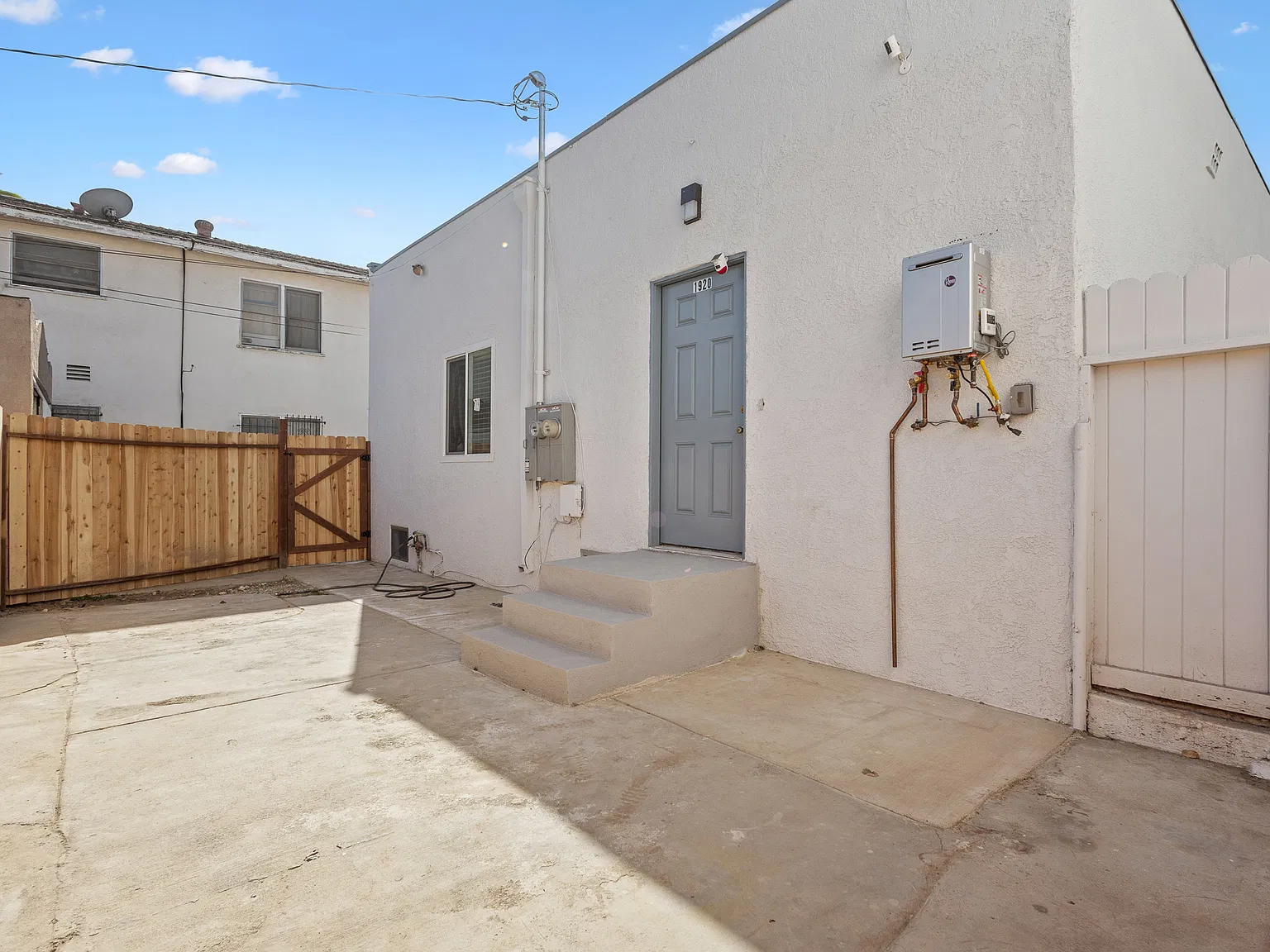 1920 Cedar Ave — Photo 3