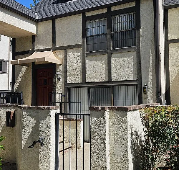 109 E Rosewood Ct — Photo 2