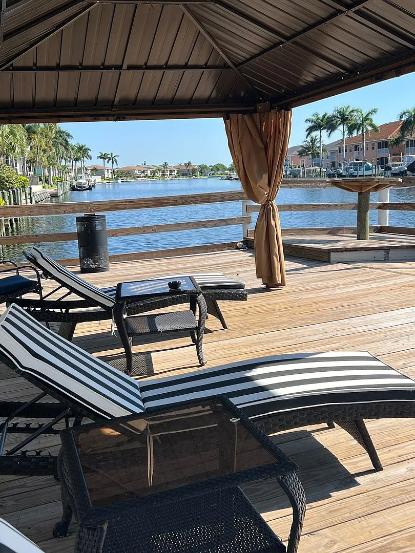 Hideaway Waterfront Hotel — Photo 1