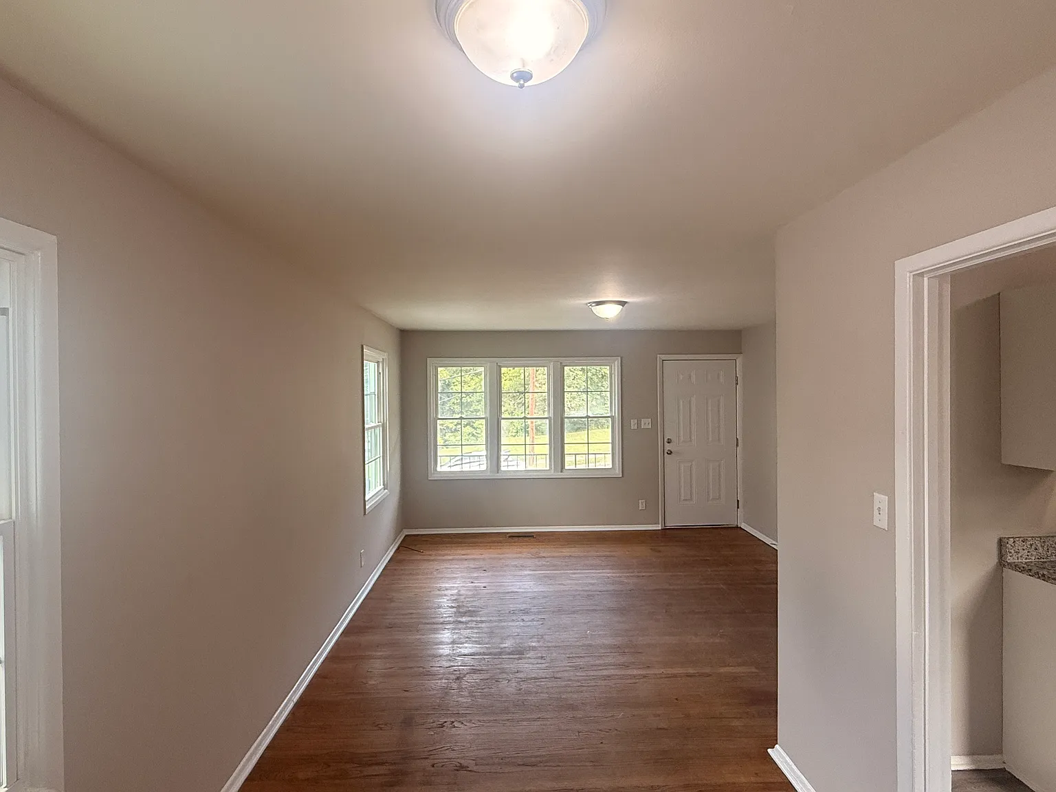 3 bed, 864 sqft, $1,200 — Photo 2