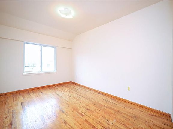 4th image of 107 Beach St