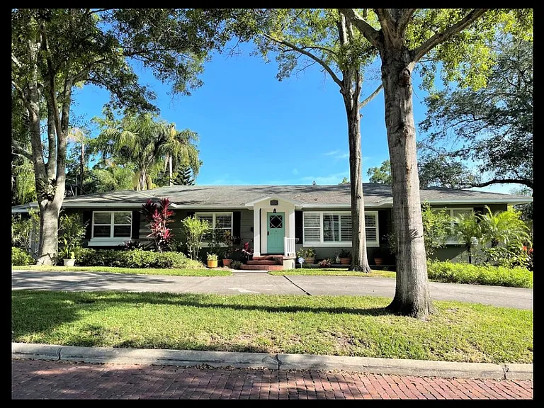 736 Easton Dr — Photo 1
