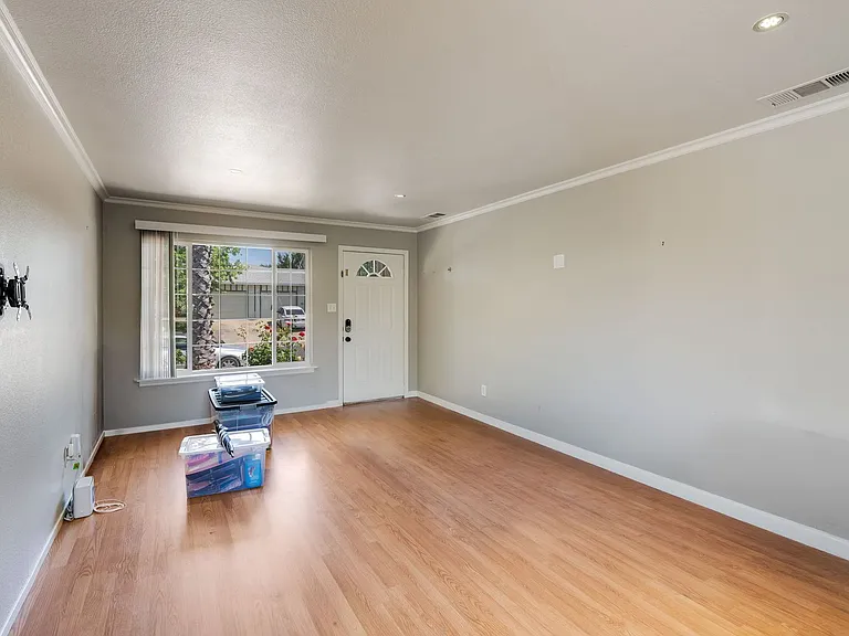 10158 De Soto Way — Photo 3