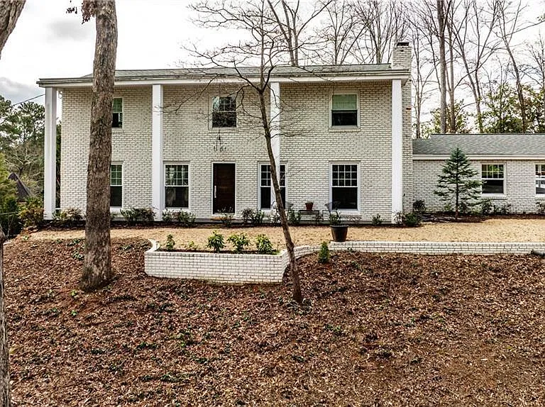 800 Glenairy Dr — Photo 1
