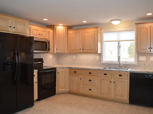 72 Hill St, Jewett City, CT 06351