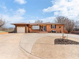 1030 Circle Dr, Clinton, OK 73601