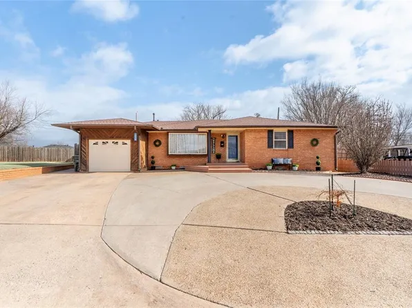 1030 Circle Dr, Clinton, OK 73601