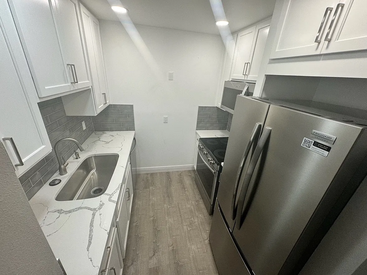 3225 E Riverside Dr — Photo 1