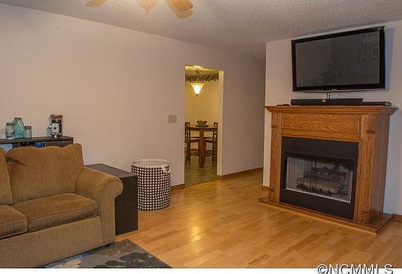 4th image of 4 Ella Ln