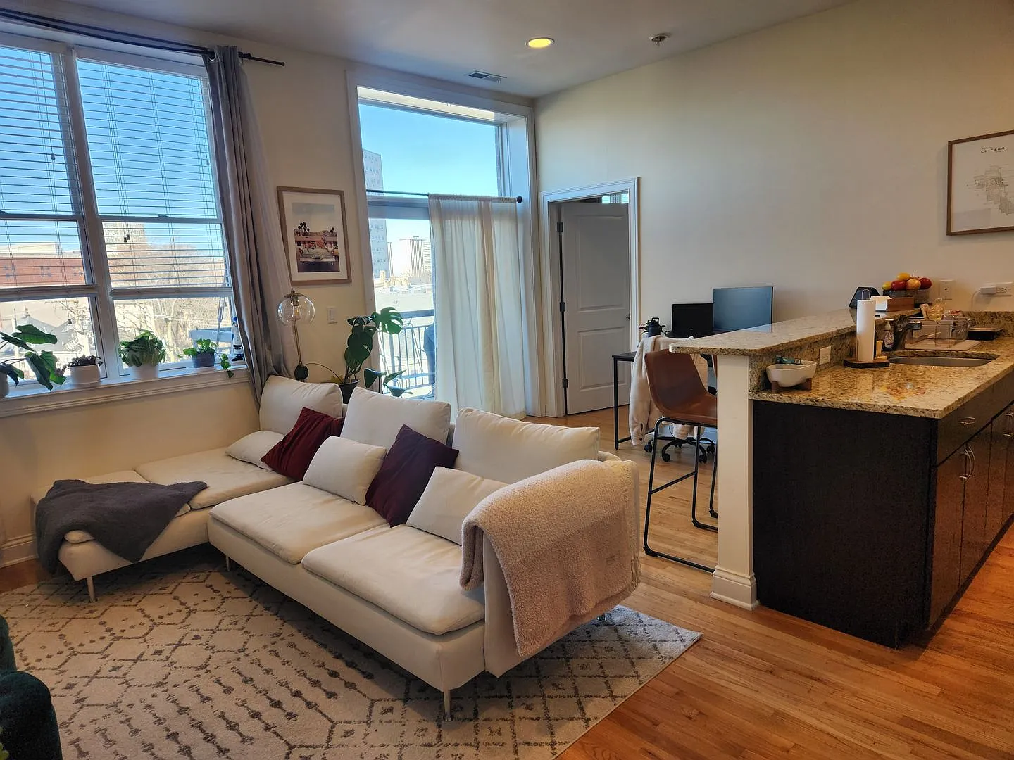 Penthouse 1 bedroom with Northern exposure balcony — Photo 4