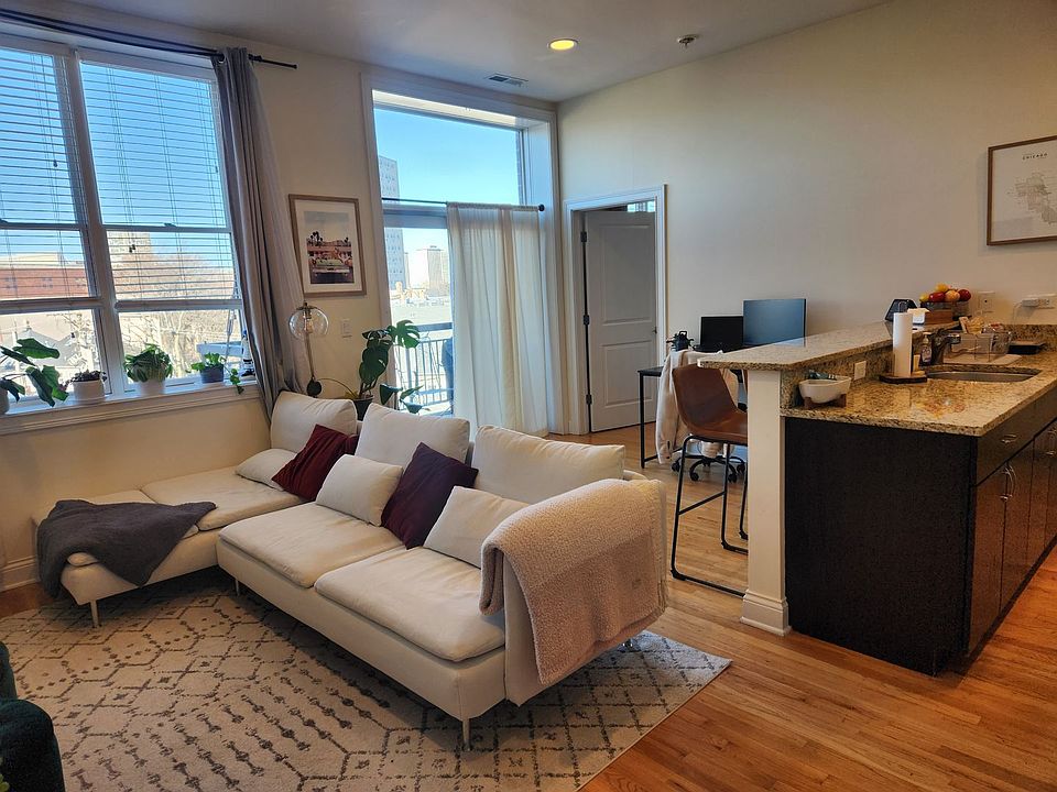 1st image of 918 W Belmont Ave APT 405