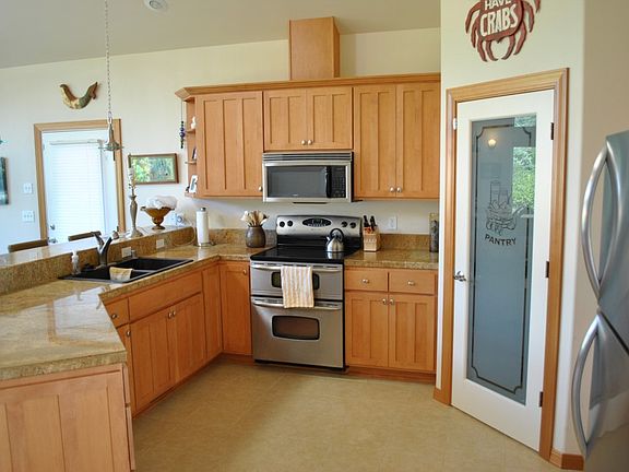 3rd image of 758 Island Cir SE