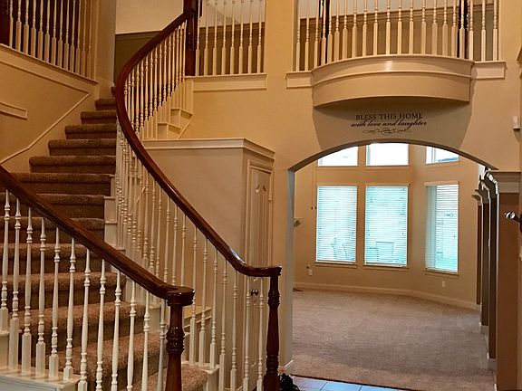 Beautiful 2 story entry