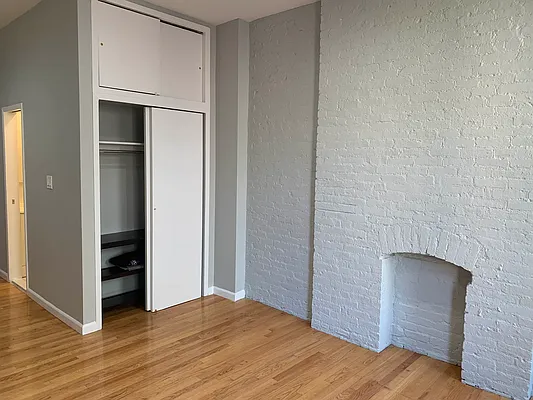 Rented by Salon Realty Corp | media 9