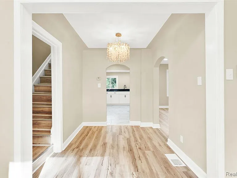 23248 Helen St — Photo 9