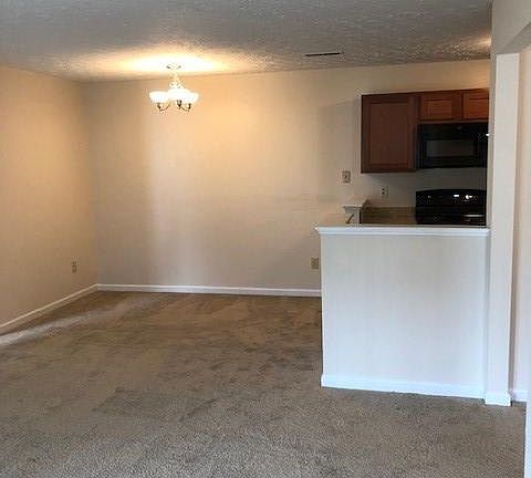 2nd image of 400 Marian Ln APT 1