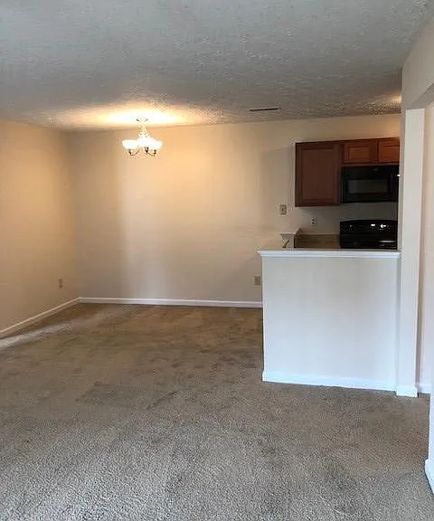 400 Marian Ln #1 — Photo 2