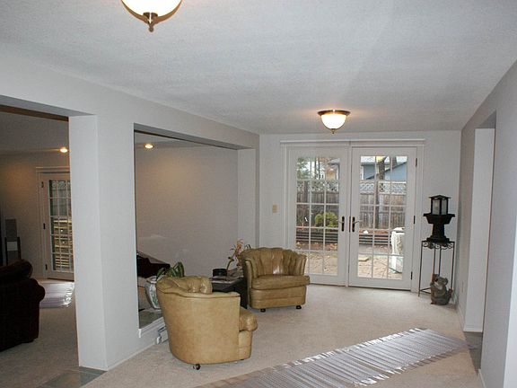 Large Foyer with access to backyard