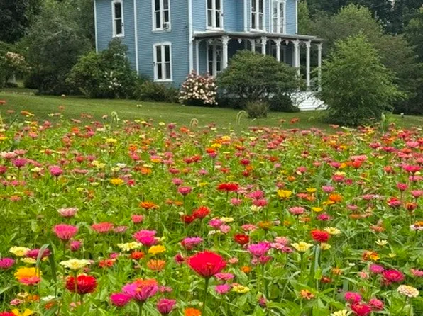 275 Wolfe Ln, Irwin, PA 15642