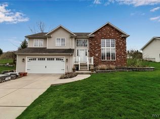 6624 Walnut Ln, Lockport, NY 14094