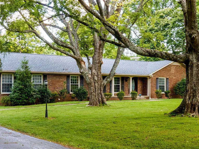 1735 Cedarcroft Dr — Photo 9