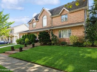 555 Oak Dr, Far Rockaway, NY 11691