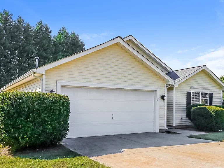 135 Winborne Dr — Photo 4