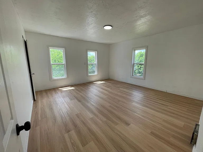 942 Washington St — Photo 2