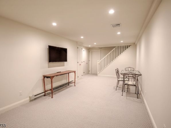 24 Hunters Cir, Tewksbury Twp., NJ 08833
