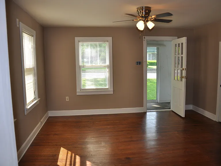 1079 Duncan Ave — Photo 2