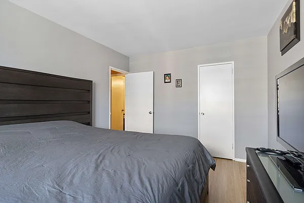 Sold by Thomas Lipovetsky, LREB | media 62