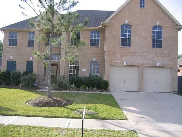 4 bed, 2.5 bath, 2724 sqft, $2,400 — Photo 1