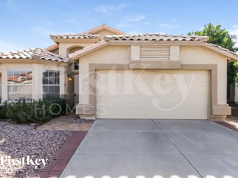 1831 W Wildhorse Dr — Photo 1