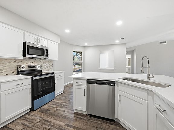 3rd image of 705 Timberoaks Dr