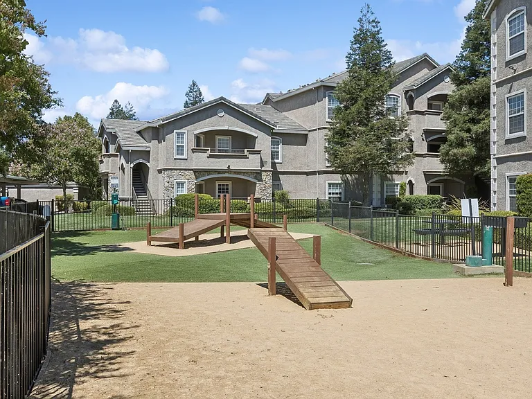 North Pointe Apartments — Photo 20