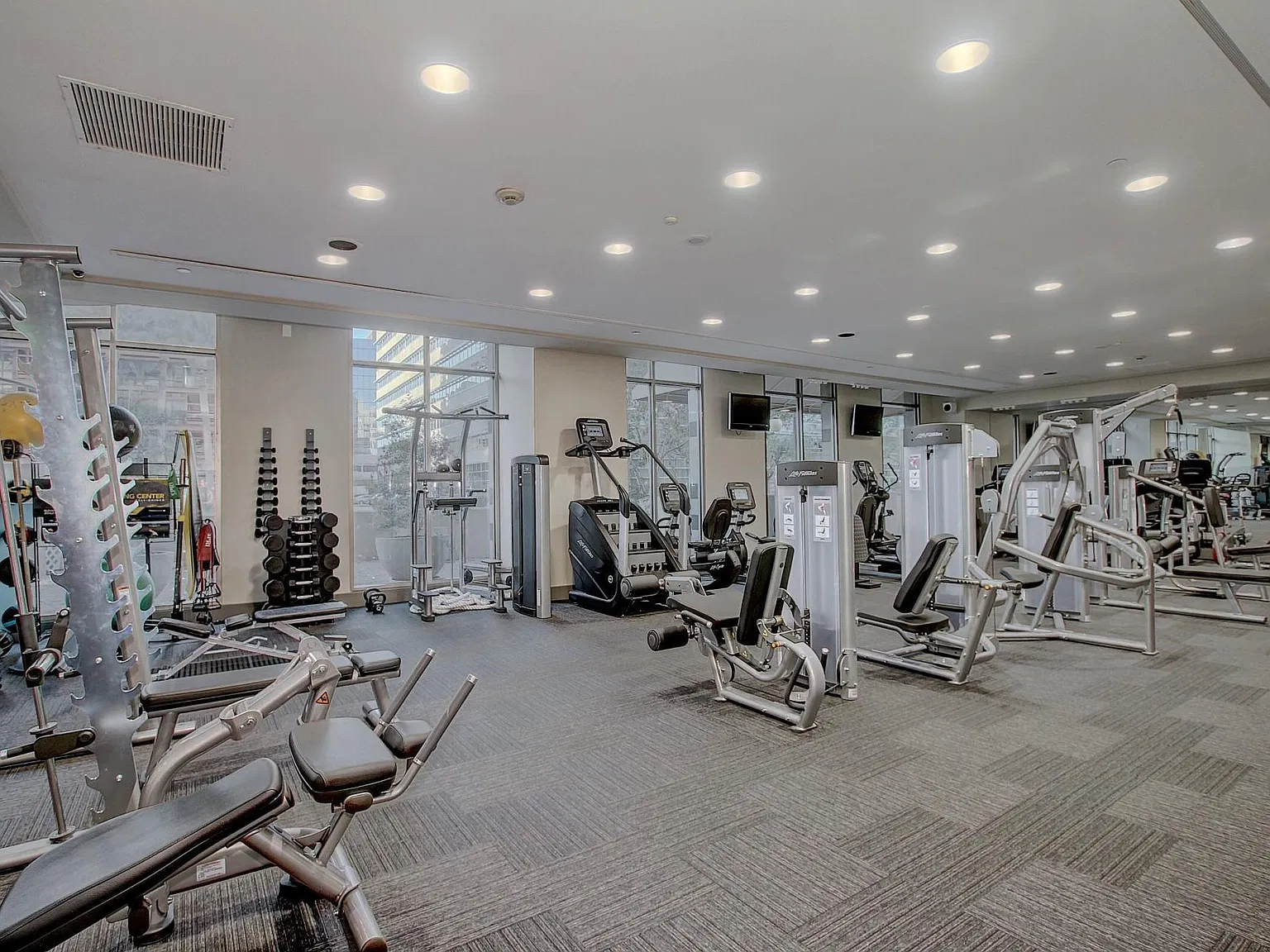 2 bed, 2.0 bath, 2417 sqft, $7,500 — Photo 3