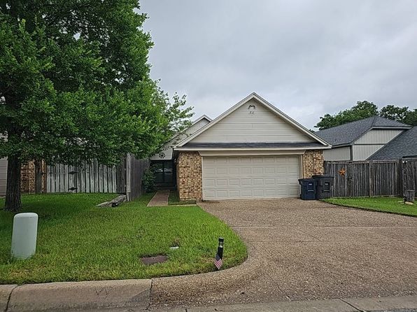 10628 Tall Oak Dr, Fort Worth, TX 76108
