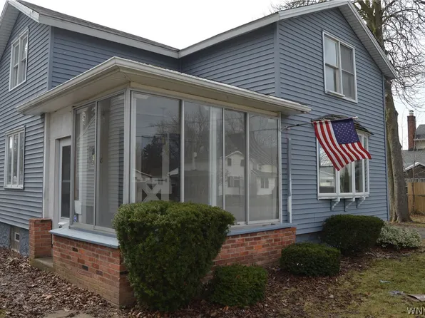 28 Minard St, Lockport, NY 14094