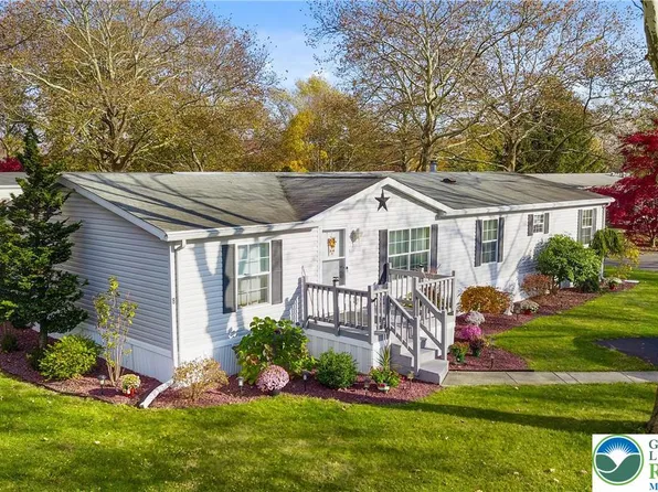 8 Cedar Ct, Bath, PA 18014
