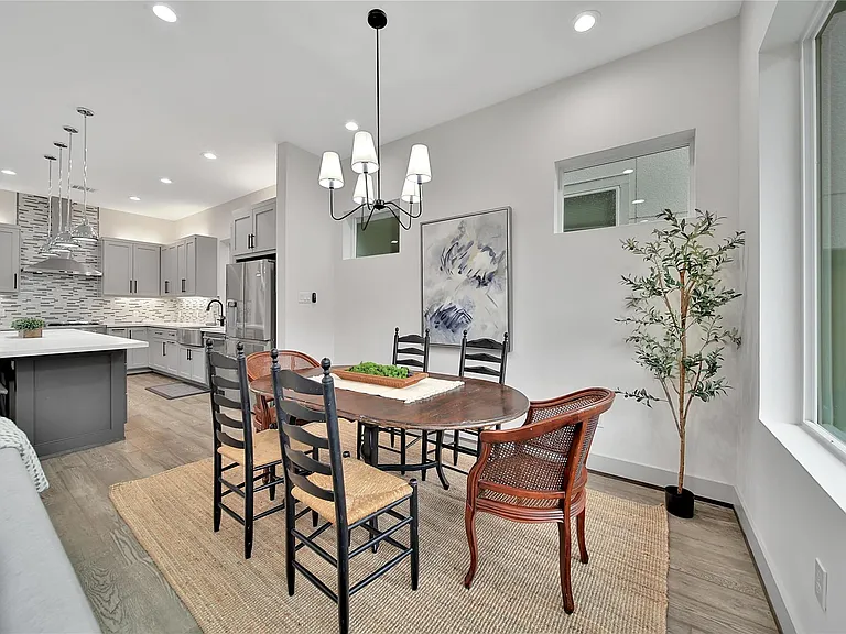 1205 E 28th St — Photo 13
