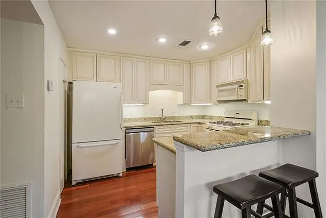 2511 Saint Charles Ave #302 — Photo 10