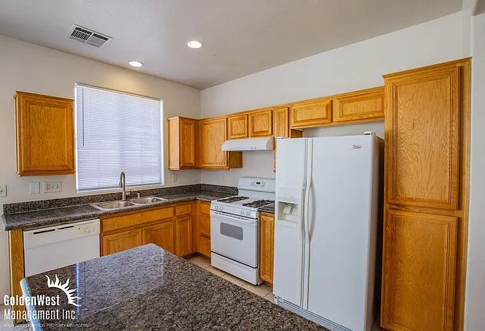 3 bed, 3.0 bath, 1650 sqft, $2,050 — Photo 4