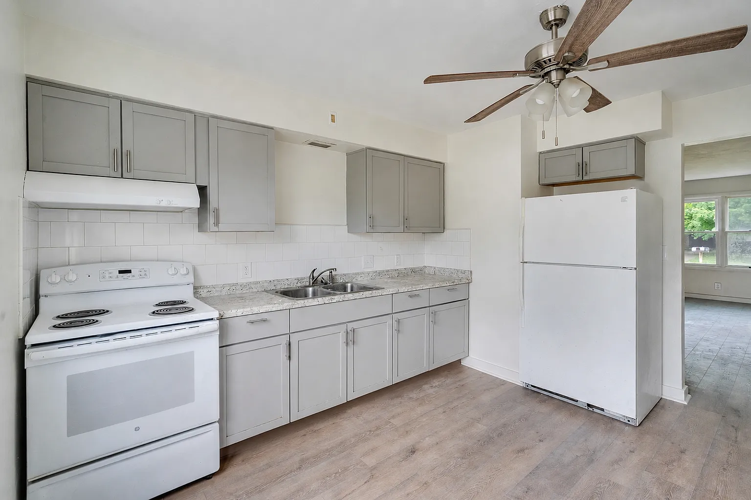 895 Cook Ave — Photo 4