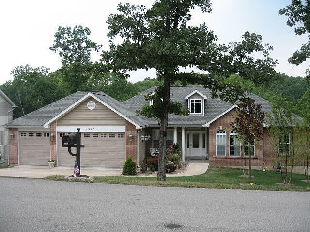 1525 Redbriar