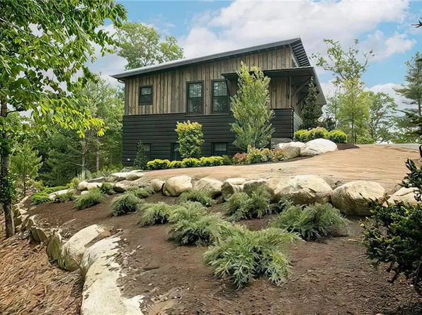6 Honey Pot Hook Rd, Wyoming, RI 02898