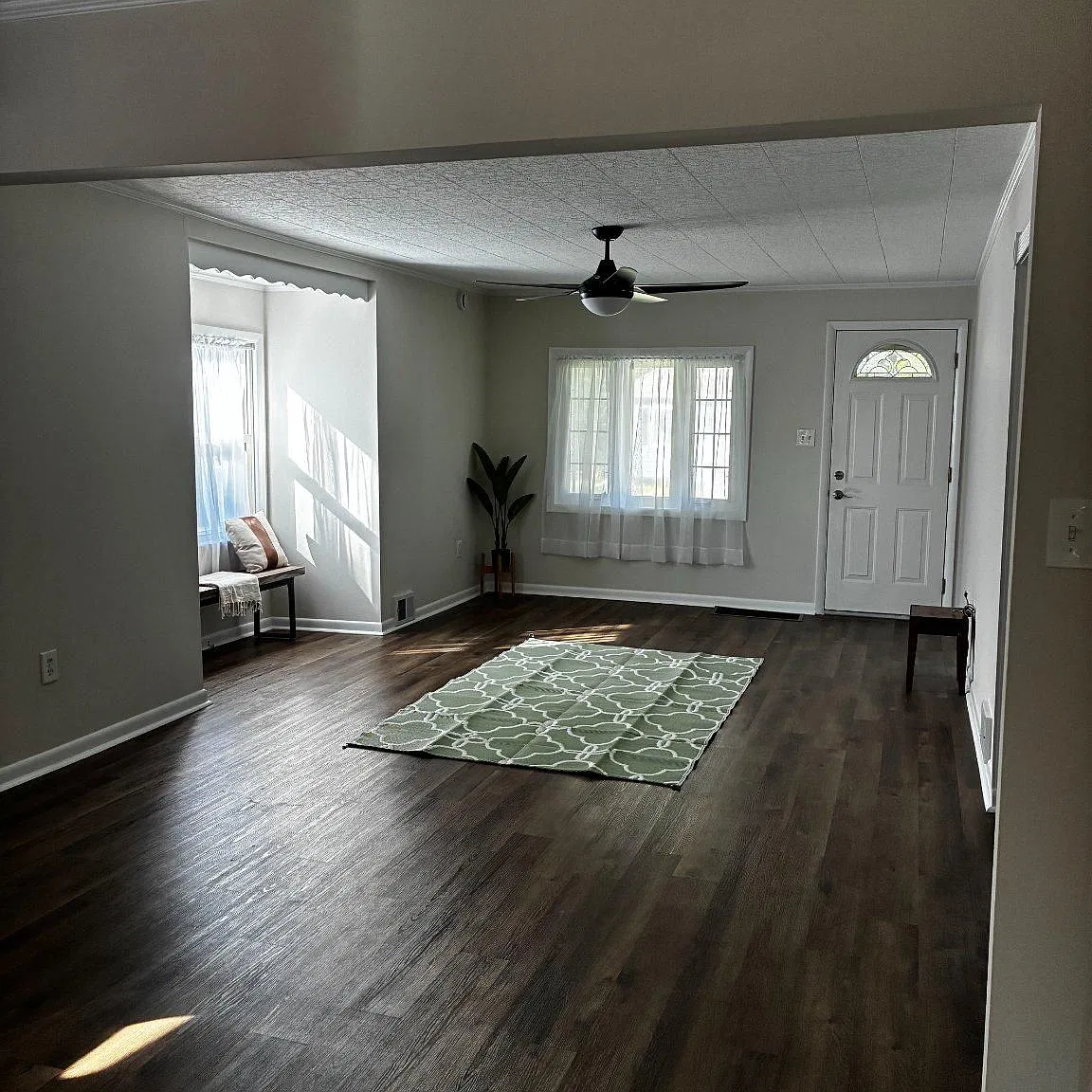 3 bed, 2.0 bath, 1322 sqft, $2,900 — Photo 3