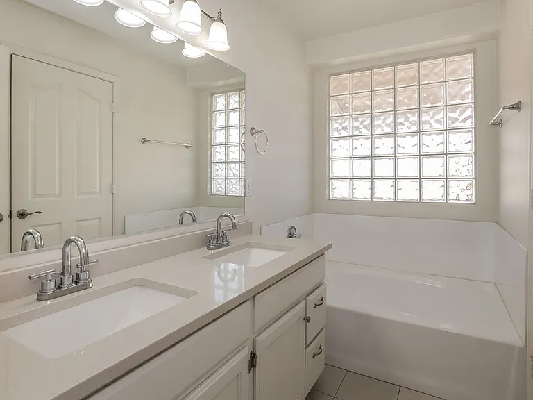 12218 W Cambridge Ave — Photo 11