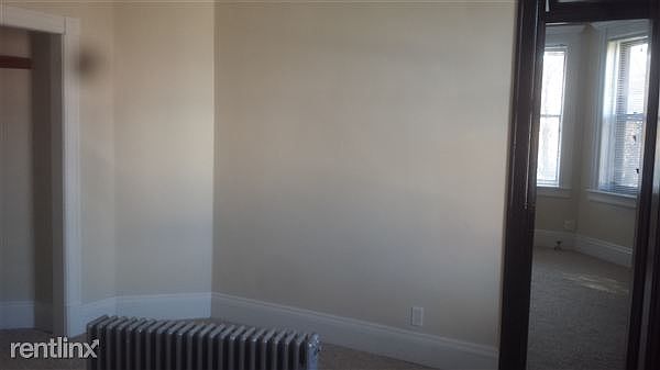 1st bedroom W/ closet